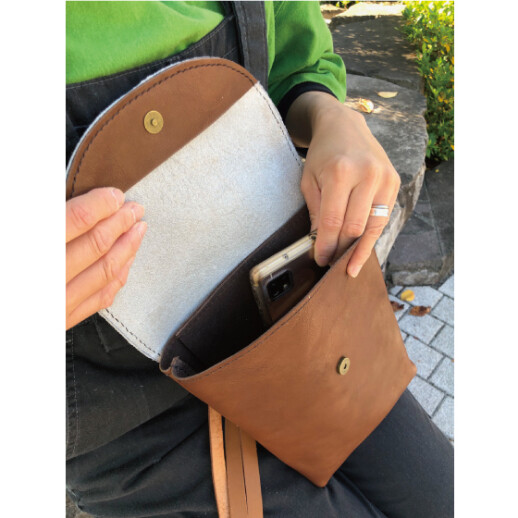 毛皮プリントフラップのショルダーバッグ