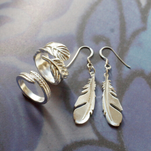 フェザーモチーフのシルバーアクセサリー