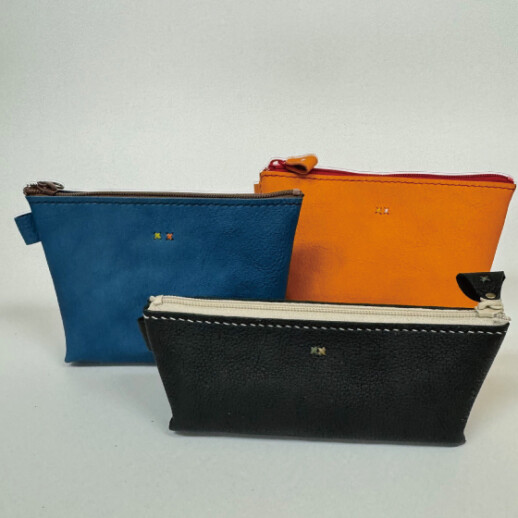 ワンポイント刺繍が可愛いレザーポーチ