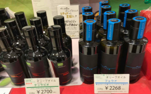 正面催事場【カーザアデーレ】シチリア島オリーブオイル