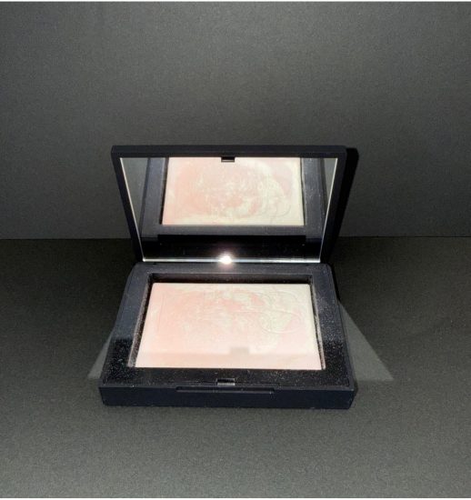 NARS 数量限定「ライトリフレクティング プリズマティックパウダー」